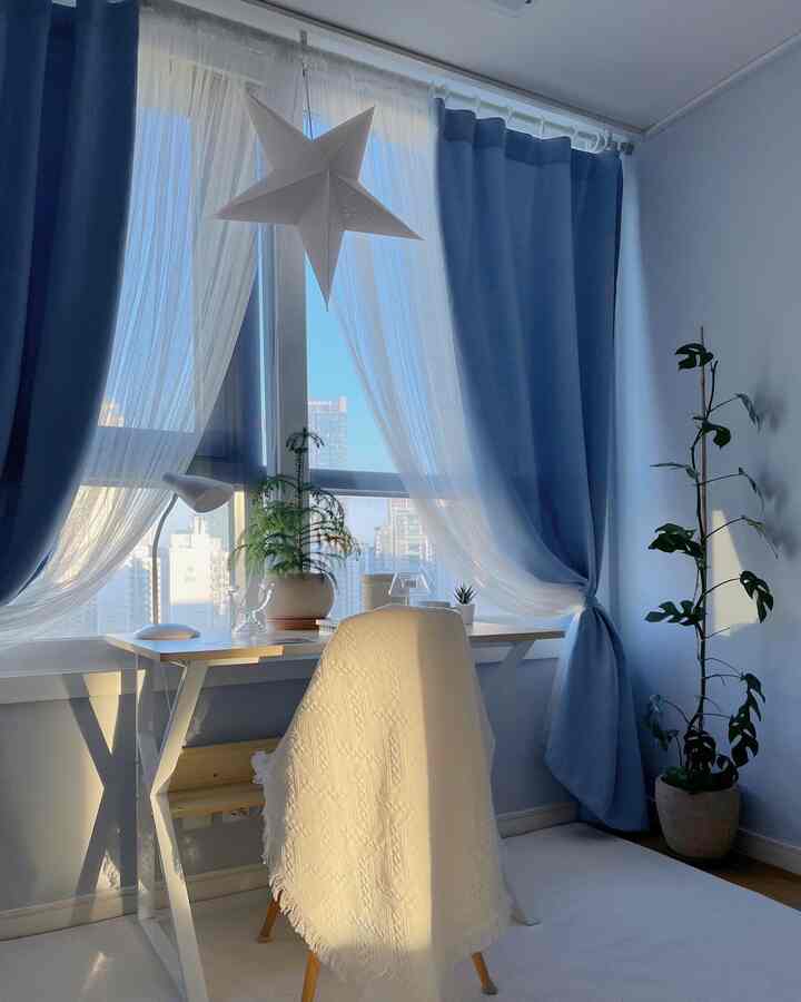 ブルーとホワイトの色調の子供部屋、シンプルなデスクと遮光カーテンが調和した落ち着いた空間
