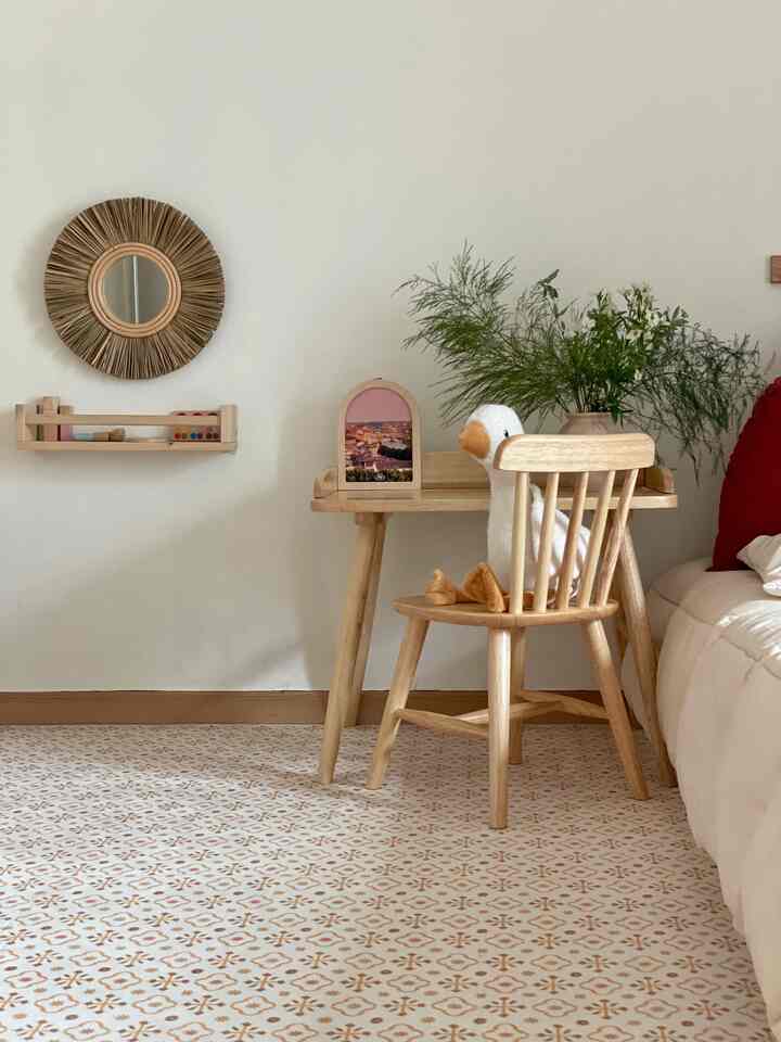 ナチュラルな色調の子供部屋、木製のデスクと椅子、子供用ぬいぐるみが配置された雰囲気のあるインテリア