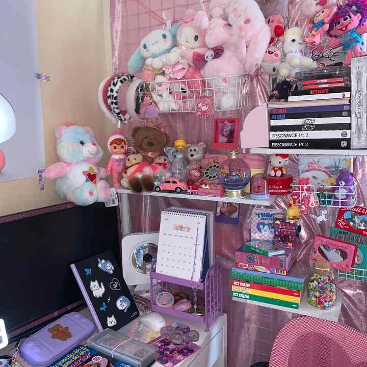 ピンクとホワイトを基調としたコンパクトなデスク空間、かわいいぬいぐるみや小物が並ぶあざと可愛いデスクテリア