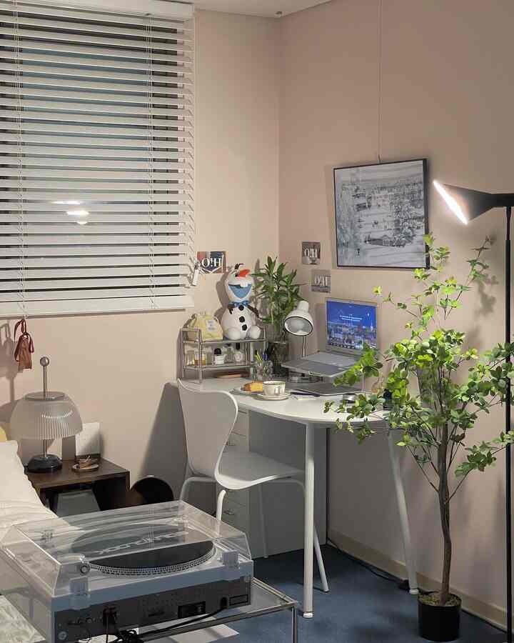 白と緑のトーンの書斎、机と植物が配置された落ち着いた雰囲気のモダンなインテリア