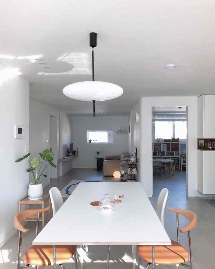 明るくホワイトトーンのリビングとキッチン、子供部屋が見えるナチュラルで清潔感のある4人家族の空間