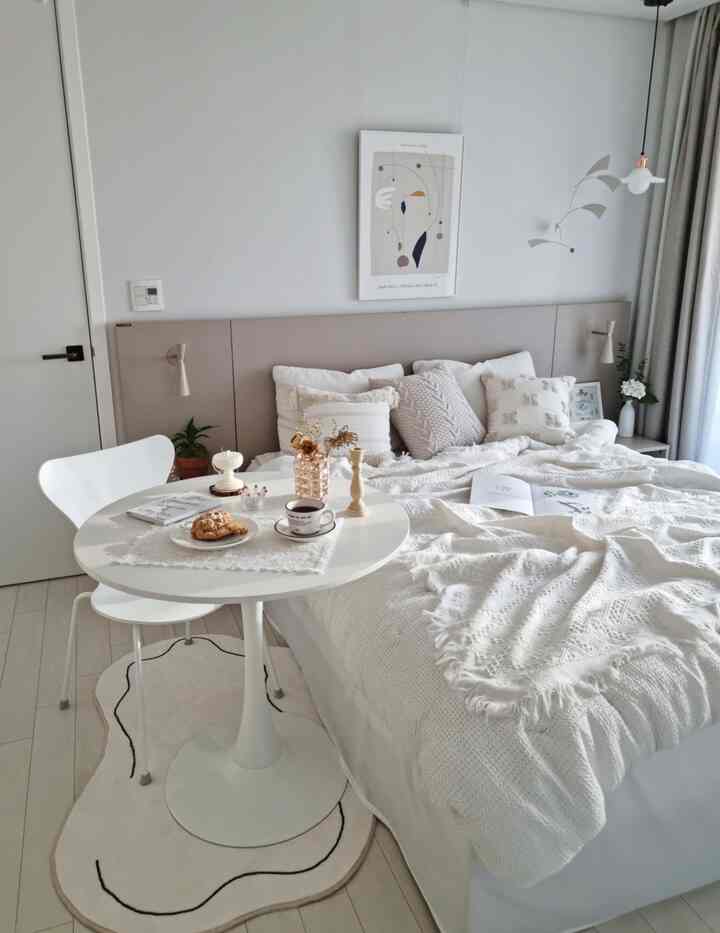 My favorite Soboru Bread and coffee time in a bedroom with morning sunlight~~
I love white so much~bedding, blanket, table mat, table, and even chairs~ㅋ
It can easily feel cold, so I added warm materials and colored cushions to make it look cozy😊

Insta @ijuyeon157