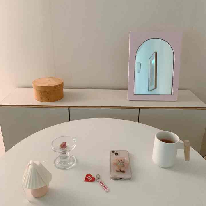 ホワイトトーンのシンプルでミニマルなホームカフェ空間、アーチミラーとキャンドルでポイントを作った清潔感のあるインテリア