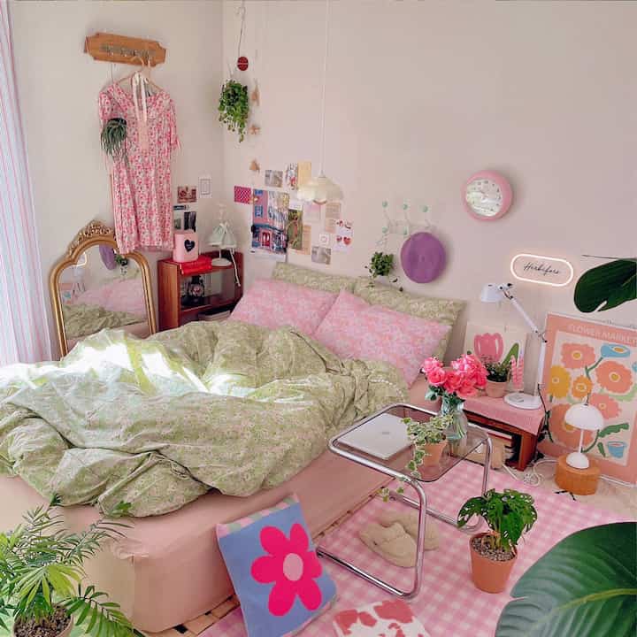 Today, my house is a spring flower garden🌸
instagram @___perola_
.
I like the pastel spring colors, so I change my bedding often🌸 The pink and green interior is charming with the soft floral bedding🥰 I wish it could always be spring all year round💗