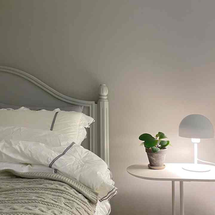 寝る空間はできるだけシンプルに、
寝室を飾るときに最も重要だと思った部分です。
休憩を取らなければならない空間に余白がなければ、何か快適さを見つけることができない空間になりそうでした。
少しずつもっと満たされてはいますが、シンプルイズザベスト！