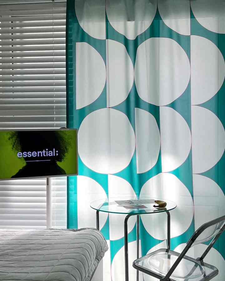 事前に部屋に呼んだ春
隠しカーテンが必要なポイントになってきれいなドロップドロップドロップカーテンを取り付ける

