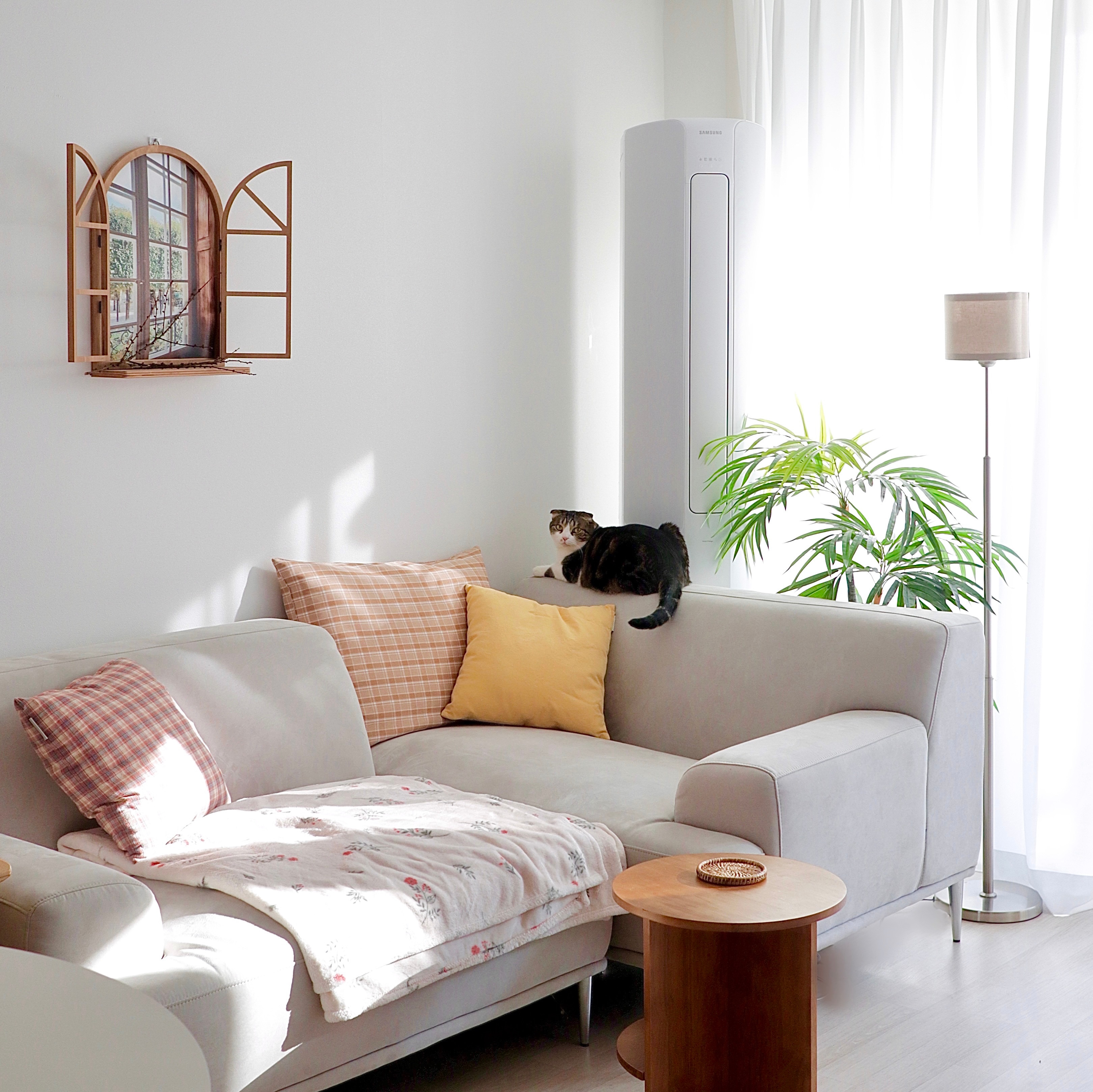 Round Wood Side Table with Built-in Bookshelf user photo