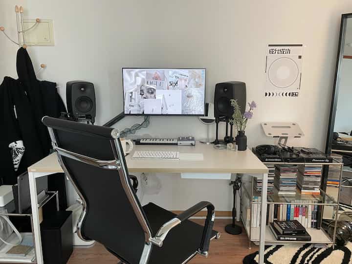 ホワイトとブラックのトーンのコンパクトなホームオフィス、モダンでシンプルなデスクとオフィスチェアが配置された雰囲気のあるインテリア