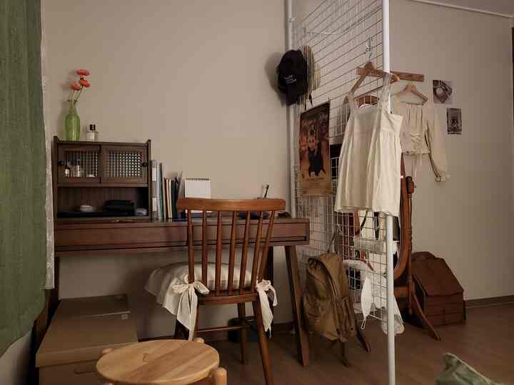 ナチュラルな木目調とヴィンテージ感のあるホームオフィス、木製デスクと椅子、パーティションで区切られた落ち着いた作業空間