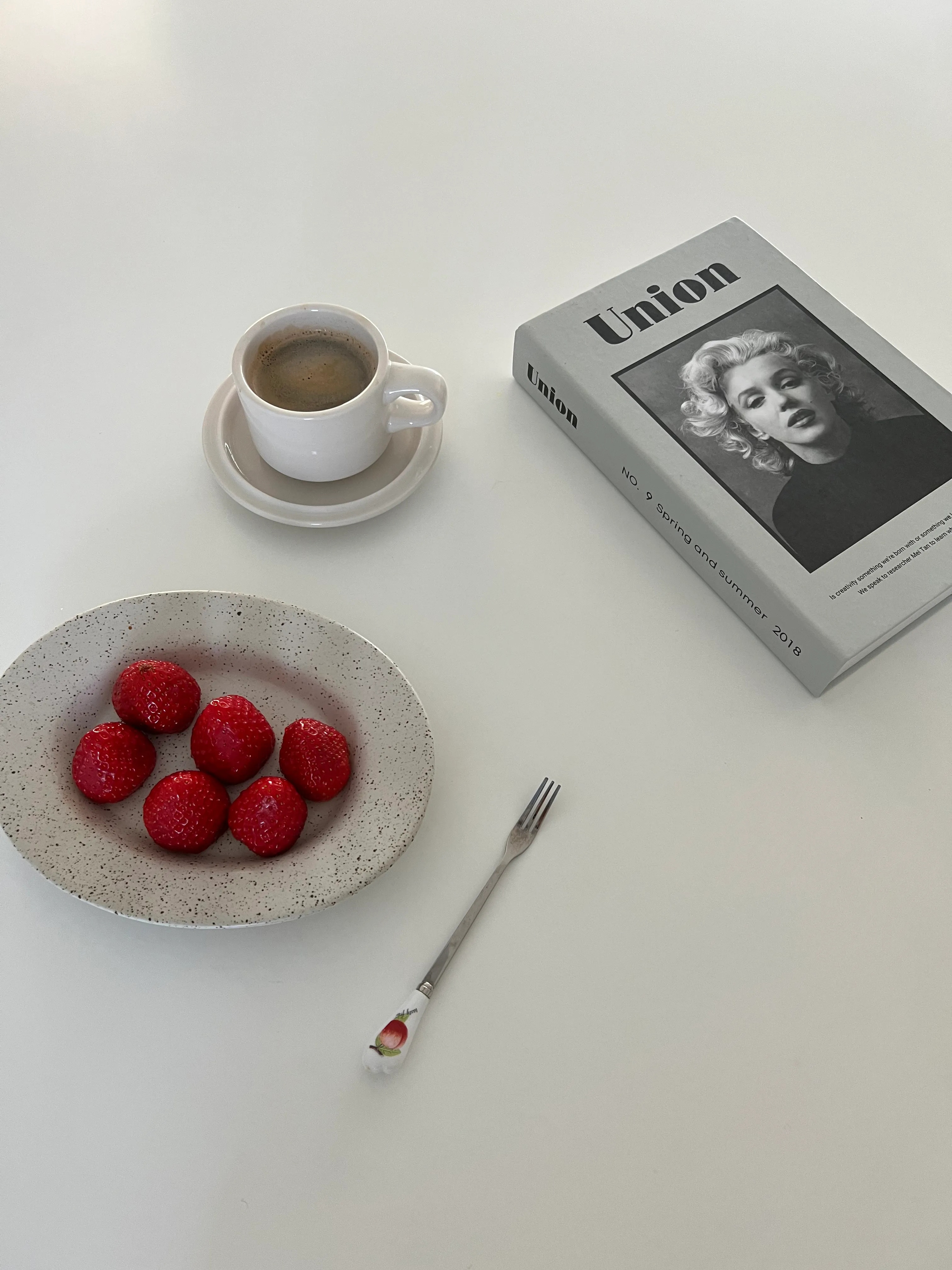 Glossy Ceramic Cup & Saucer Set user photo
