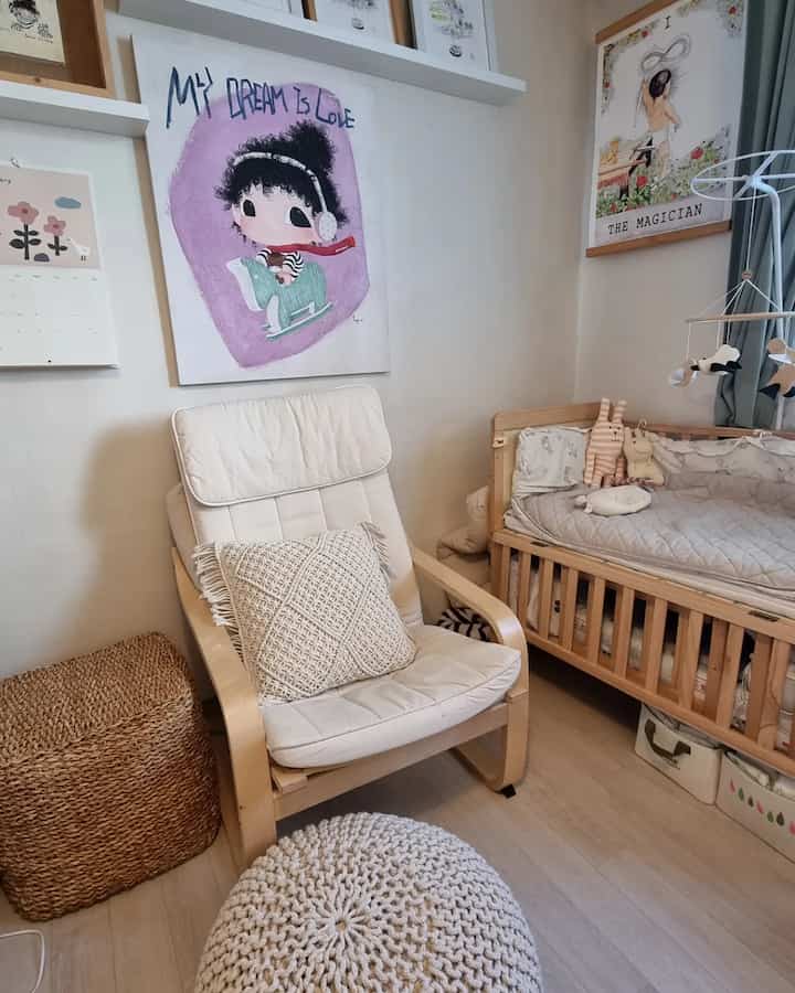 ナチュラルな木目調とホワイトの子供部屋、ベビーベッドとアームチェアが配置された雰囲気のある空間