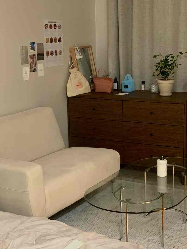 #원룸가구배치 
My house is a 6-pyeong officetel ♥ 

The atmosphere I wanted, from dark brown wooden furniture to plants and transparent tables♥ #원목수납장 #1인용쇼파 #1인소파 #투명테이블 #1200수납장 #거실테이블 #식물 #화분 #화분받침 #원룸꾸미기 #원룸인테리어 #원룸공간분리 #베이직톤 #차렵이불 #포근 #러그 #러그카페트 #러그매트 #원룸 #오피스텔인테리어 #오피스텔 #6평 #6평오피스텔 #6평인테리어