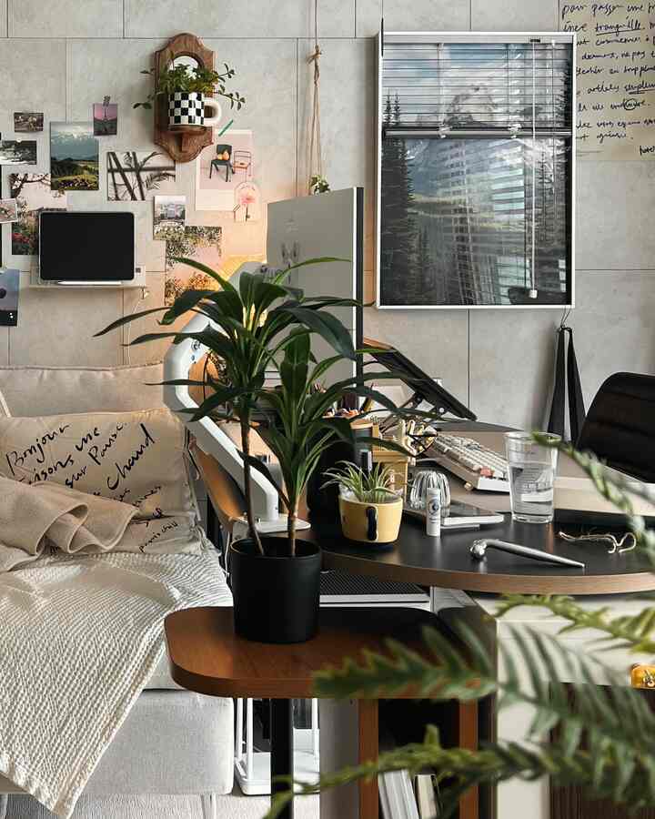 ベージュとブラックの落ち着いた色調のコンパクトなホームオフィス、ソファベッドとデスクが配置されたモダンな空間