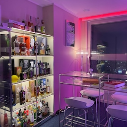 신혼집 홈바입니다🥂🍷🍹🍸🥃
술에 진심인 남편덕분에 작은방에 홈바를 만들어봤어요!
직접 선반과 테이블 등 골라서 꾸몄답니당