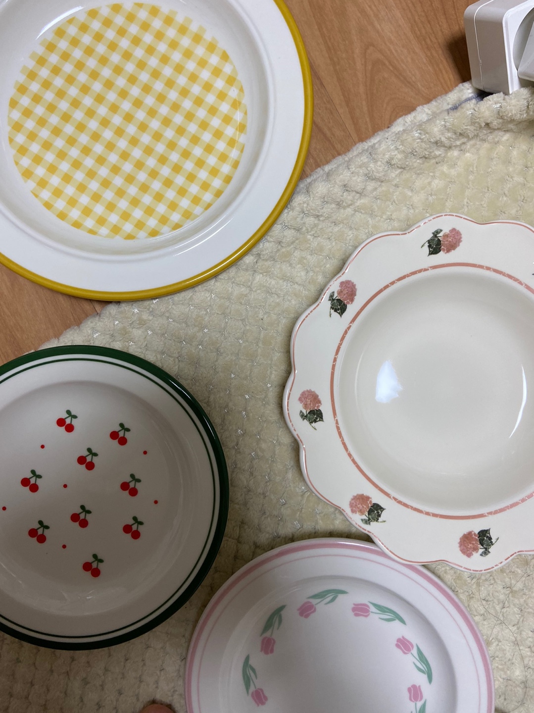 Coucou Retro Charm Dinner Plate - 9