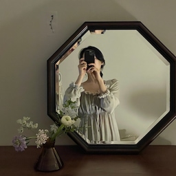 𝙾𝚑𝚘𝚞𝚜𝚎 𝚜𝚎𝚊𝚜𝚘𝚗 𝚜𝚒𝚡 ෆ
시즌 4를 시작으로 5에 이어 6에 참여하는 예이린이에요. 고즈넉하고 가지런한 무드를 좋아해요. 챌린저 빌리지인데, 크고 작은 도전으로 예쁜 일상을 쌓아갈게요˙ᵕ˙