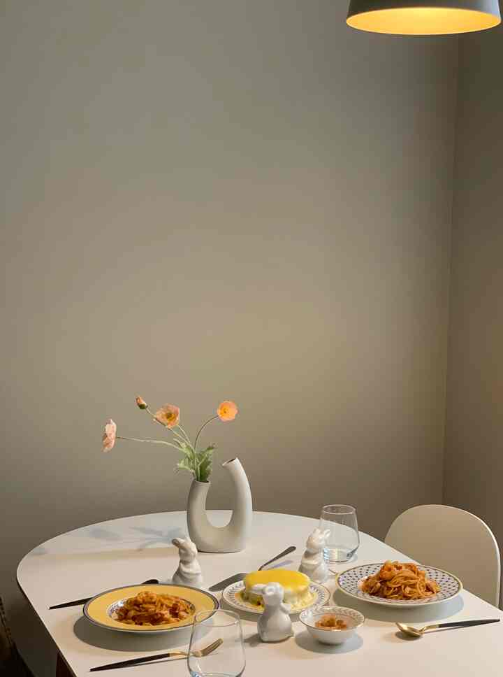 こんにちは！
ナポリパスタとレモンケーキを作ってみました:)
ナポリパスタは作りも簡単でとても美味しくてよく食べますよ〜
ただ食べても美味しいけれどきれいに飾られた食卓で食べれば味が倍になると思います🧡🧡
