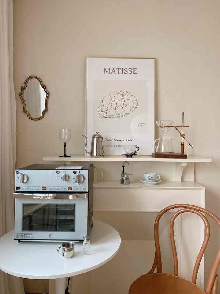 ホワイトとブラウンを基調としたキッチンスペース、中央に12Lオーブンエアフライヤーとハンドドリップ用具が配置された清潔感と温かみのあるおうちカフェ