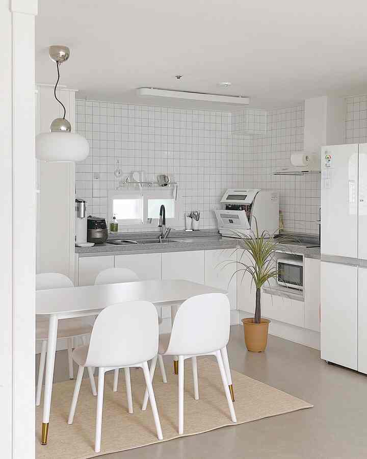 #제품협찬

10日間使ってみたセラミックダイニングテーブル！見るほどきれいで、何より
汚染管理が完全!!!  赤いスープは何かを流しました。 
水ティッシュ一枚なら痕跡もなく消える…👍🏻
しかし、セラミックを初めて使っていますが、少し鉄？石？感じも少しあります。
ボウルやスーザーを置くときに少し騒音がありましたか？
今は適応されて、気をつけて書いています!!!🥰

。
。
。
✨オートミールハウス 
1. 耐久性に優れた12Tポセリン天板で長く使用
2.セラミック素材で損傷🍴高温🍲汚染に強い❗️
3. ベルベットポイントチェアの基本構成で提供
4. 曲線デザインのトレンディな形感
5. 長時間座っても快適なベルベットクッション
