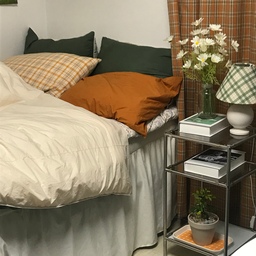 주황색이랑 초록색을 좋아하는 사람의 침실: -)