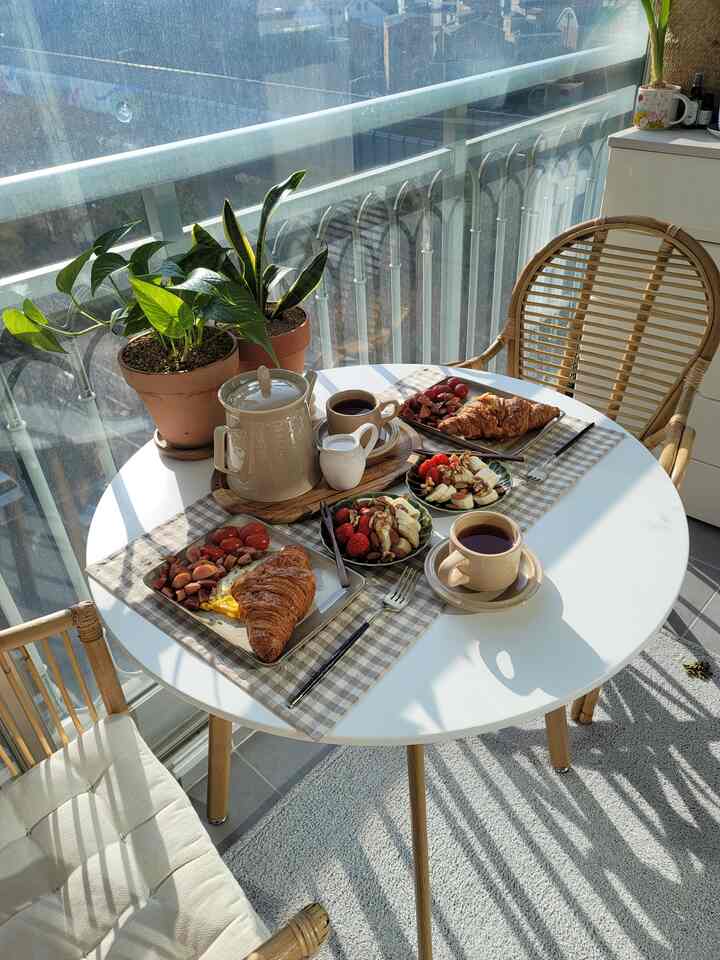 日曜日のブランチ。🥗🍳☕ 青い空、淹れたてのお茶、そして素晴らしい料理。