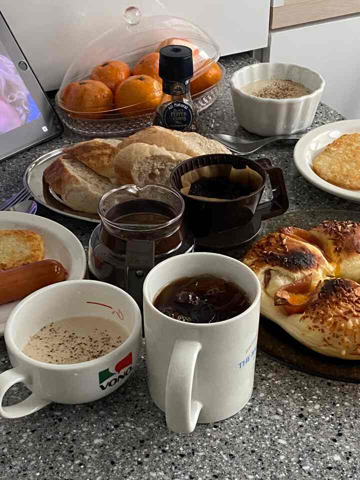ほとんどの日曜日の朝には前日の夕方にあらかじめ買っておいたパンで朝を始めましょう！
十分に寝てゆっくり立ち上がり、コーヒーを降りて簡単な朝
食べる時間が大好きです。 🫶🏻