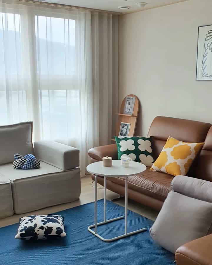 I moved the block module sofa in the bedroom to the living room ❤
It feels like I have another new sofa 🙊

It's pretty, comfortable, and you can stack the blocks in the desired arrangement,
and it's a very practical and versatile sofa that you can sit on and lie down on, so I love it the most these days!