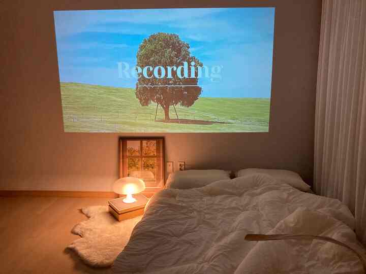 きちんとした寝室を見ると、映画を見るのに最適です。
窓から見える桜