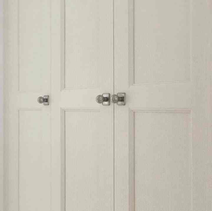 Bright white-toned shoe cabinet in a simple, exotic-feeling space