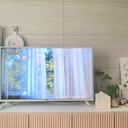 좀더 따듯한 거실을 만들고싶어서 수납장을 바꾸고
좋아하는 탈란드시아들로 거실을 꾸몄어요!
템바보드 수납도 좋고 보기에도 예뻐서 매우 만족하는중입니다 ! 티비 프레임은 블랙이였는데 흰색으로 테이프를 붙였습니다 ㅎㅎ깔맞춤을 위해!