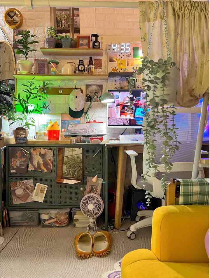 イエローとホワイトのトーンのホームオフィス、デスクと椅子、植物が配置された雰囲気のある作業空間