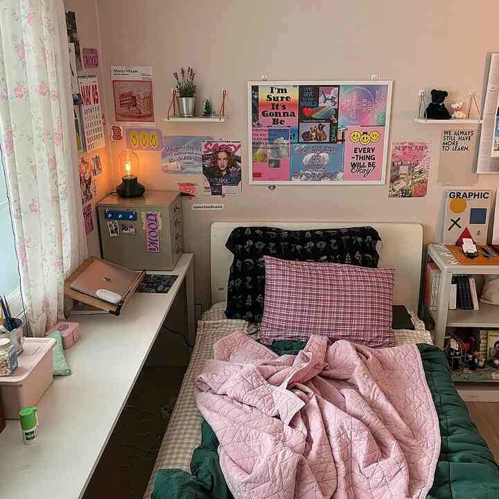 ピンクとベージュの色調の寝室、大きな額縁と壁棚がベッドの上に配置された雰囲気のあるインテリア