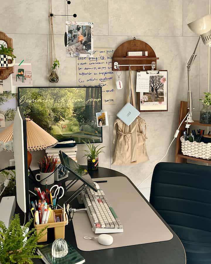 ナチュラルトーンのホームオフィス、iMacとデスク、椅子、照明、植物が調和した居心地の良い作業空間