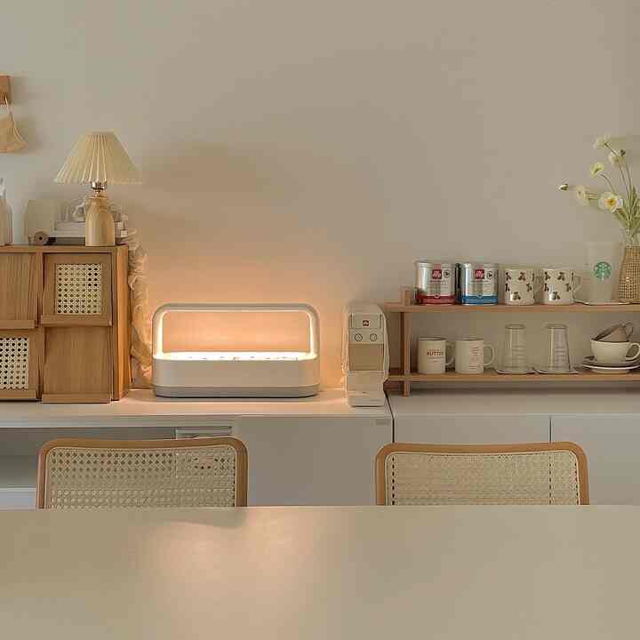 ナチュラルな木目調と白を基調としたおうちカフェ風の空間、ダイニングテーブルとラタンチェアが調和した雰囲気のあるインテリア