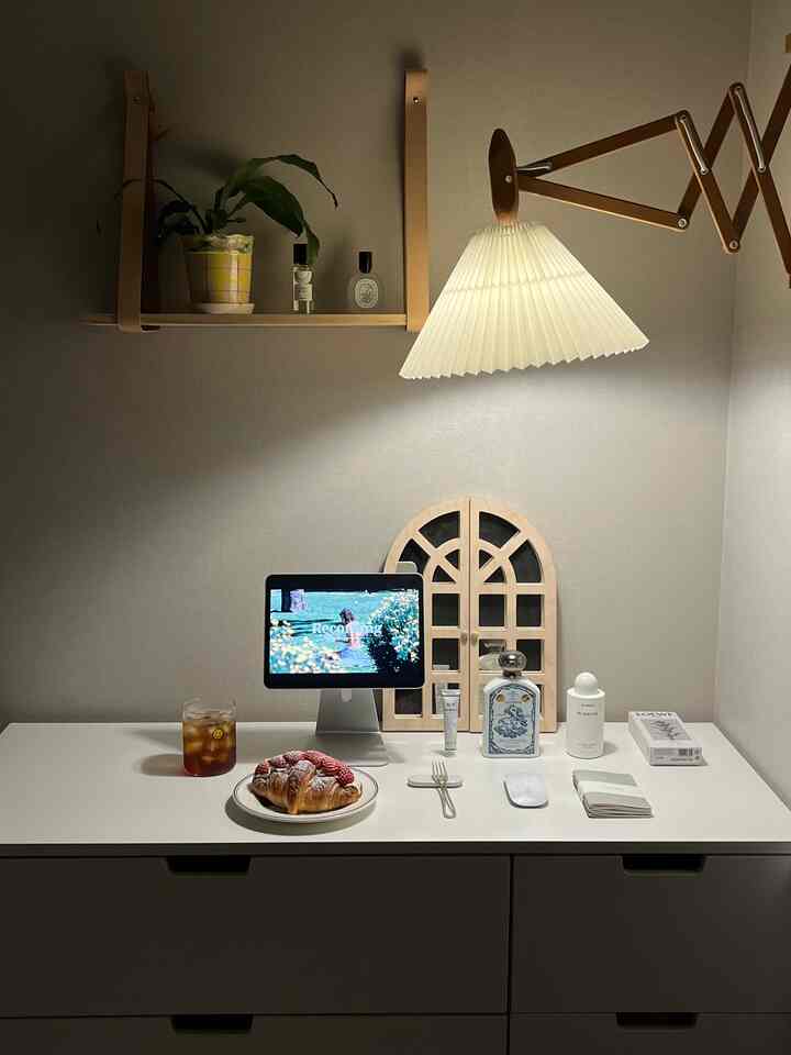 

お部屋の引き出し場の上にホームカフェオープンしました🤍夜のムードも綺麗ですね💕