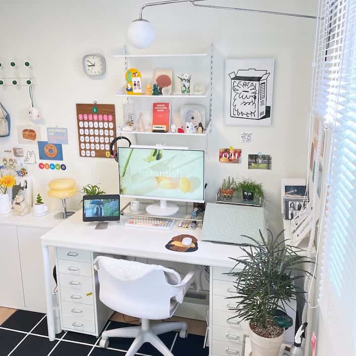 ホワイトトーンの小さなホームオフィス、整ったデスク配置と収納家具、植物が配された明るく落ち着いたインテリア