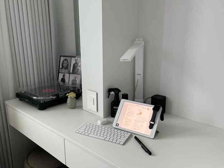 異空間は私の部屋です！
写真の中の家具は私の机と化粧台です！
いつものAppleのモダンでスッキリとしたそんな感性がとても好きなので家にiPadだけ3-4台になったようです。 
その中でゲルをたくさん使うiPadの6世代には
主に大学の授業の手書きと勉強pptをすべて書いていますが、一緒に写真に入れてみましたㅎㅎ
この写真もiPhoneで撮りました！ 
本当のiPhoneラバー..💗

どうしても黒、白だけ製本上に残っていますねㅎㅎ
iMacがあまりにも欲しいので最近貯蓄していますが、やがて議論イベントが来ます。

今日の家が大好きです、、🫶🏻（ハチュハチュ）