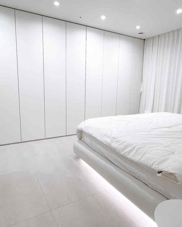 #제품협찬

改造時に家具や配置が確定していない
間接照明を書かなかったところにスマート照明を設置しています。

Wi-Fiベースのスマート照明ソリューションブランドWiZ（ウィズ）！
発売したストリップ状照明で 
簡単に携帯アプリと連動してさまざまなオプションを調整できます。
オン/オフ機能はもちろん、1600万種類のカラー変更、明るさ調整、色温度調整、バイオリズムモードなど様々なオプション選択が可能なので 
好きな雰囲気を手軽に演出できます。

取り付けも簡単でストリップ長さ延長が可能で活用度が高いです！ベッドフレームの下とゲームの机に設置しましたが、カーテンボックスにも設置するか悩んでいますㅎㅎ
間接照明は愛です😌🤍