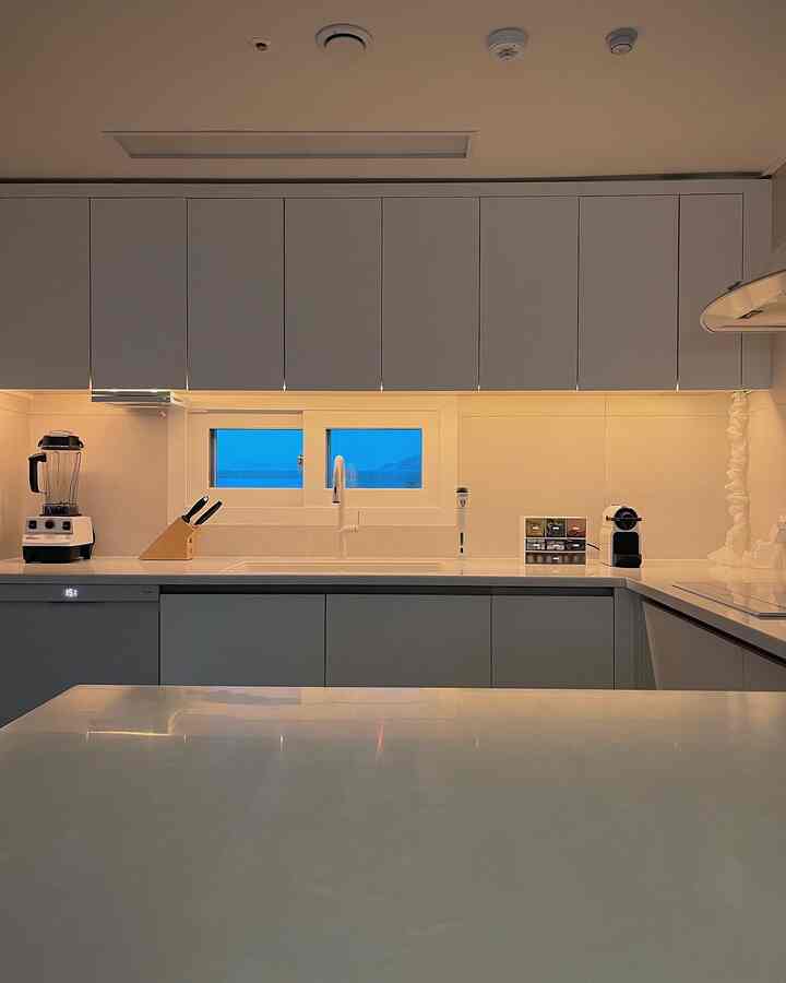 #제품협찬
⠀
今日はああホームクラスがあり、早くキッチンを閉じました。
1600万種類の照明設定のうち、
使用している色はふわふわモードです。
ほのかなキッチンムードを加えると思います。
⠀
WiZのNEW Wi-Fiスマート照明は
簡単なインストールでリビングルーム、キッチン、ベッド、ソファなど
どこにでも貼ってあげるだけで雰囲気おっぱい✨
⠀
アプリの多様なモードと照度の設定が可能です。
どのくらい快適なのかわからない🤍
⠀