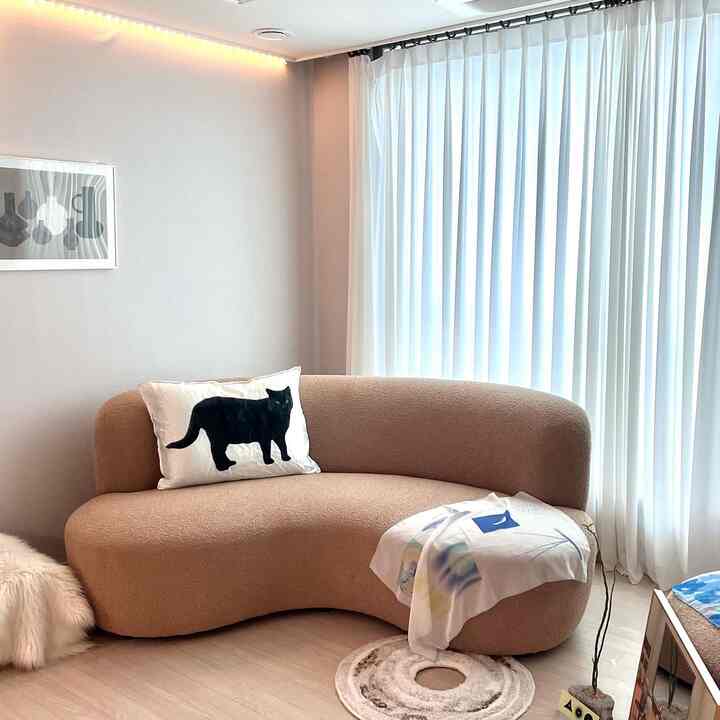 ✺︎#製品協賛WiZウィズから発売されたスマートLEDストリップ2Mスターターキット💡
ストリップの形なので簡単に間接照明のように活用しました:) 
ショパ背面に設置すればもっとほのかになり、前面に設置すればオブジェたちがポイントになったんですよ🫧🪸
家具の後ろに分かれたときはショールームのようにもっと引き立っています🌞
