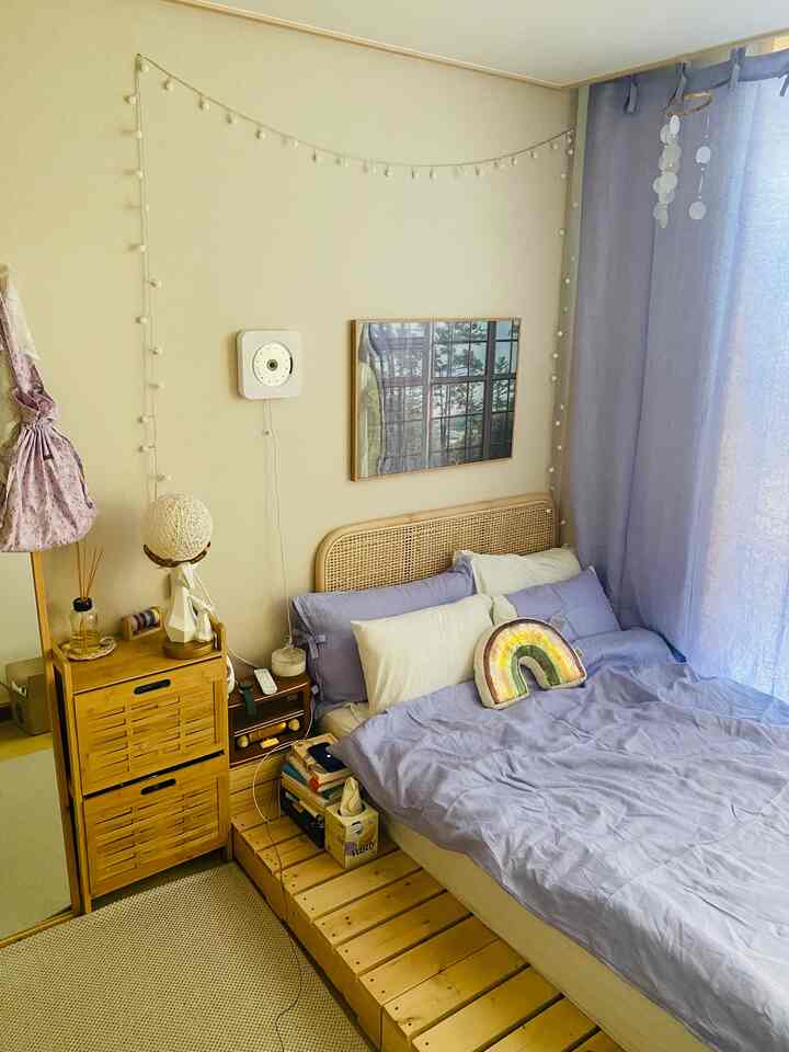 数日前に変えた夏寝具です！ 
ラベンダーカラーのリネン生地で羽毛布団、枕カバーとカーテンまでセットでかつて自分で作った寝具です^^
リネンなのでカッスルして体によくつかない要塞のように暑い天気にぴったりですね〜ㅎ
