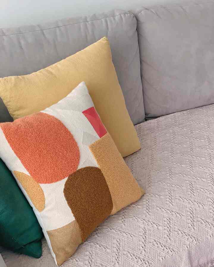 春の爽やかさがクッションでしたが、たくさん暑くなった今でもよく似合う我が家のファブリックたち。夏にはシトラスじゃないですか？ 🍋🍊🍋🍊
暑い天気は嫌だが…。夏の感性はまた楽しんでやるよ🥰