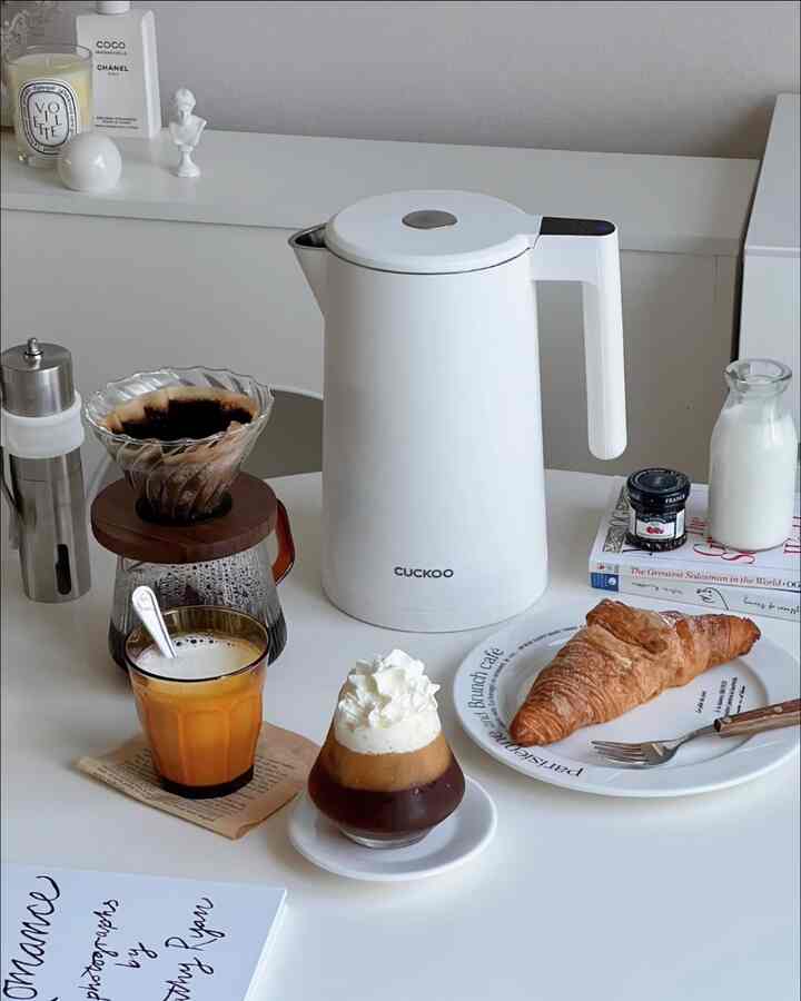 
久しぶりに家でホームカフェの雰囲気を見ました。
クク電気ポットは今回新しく出た新製品です！
豪華でシンプルなマット、ホワイト、デザイン、キッチン、インテリア、効果もあります:) 
40℃～100℃まで5℃も単位で細かく温度設定されるのも良く、
取っ手上段に温度表示もされ、LED色で動作状態を簡単に確認できます。
特に内部がステンレス鋼通注物一体型構造で隙間なく衛生的だからとても良いですね！