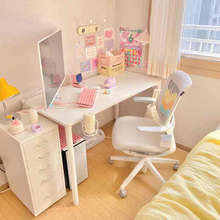 白と黄色のトーンの寝室兼ホームオフィス、白いデスクとオフィスチェアが配置された明るく居心地の良いインテリア