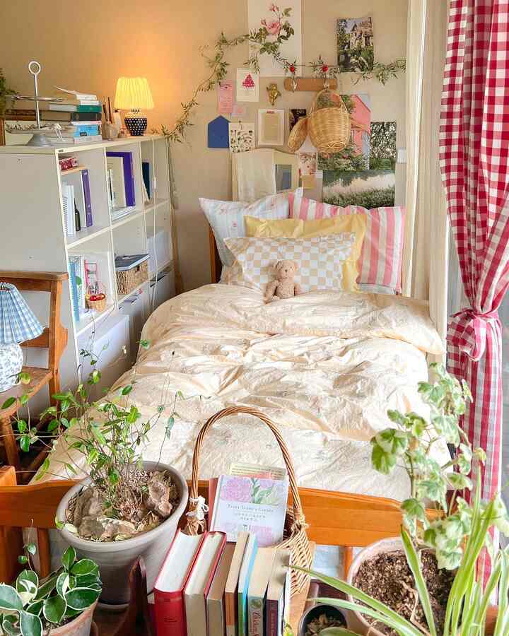 ベージュとホワイトの色調の寝室、複数の枕と植物が配置された暖かく自然な雰囲気のインテリア