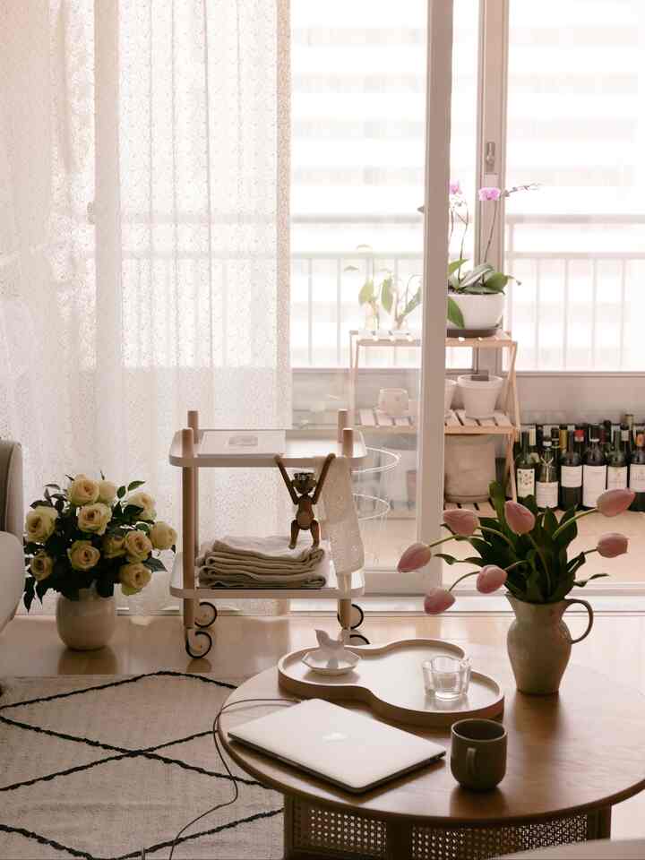 私たちの家の花のインテリアの中心は調和です💓
生花だけが与える寂しさがあるように
調和インテリアを通じてエレガントなムードを持続させてくれるのもそれなりの魅力ですよ☻️✨️

リビング、寝室を中心に
3種類の花を入れました🌷