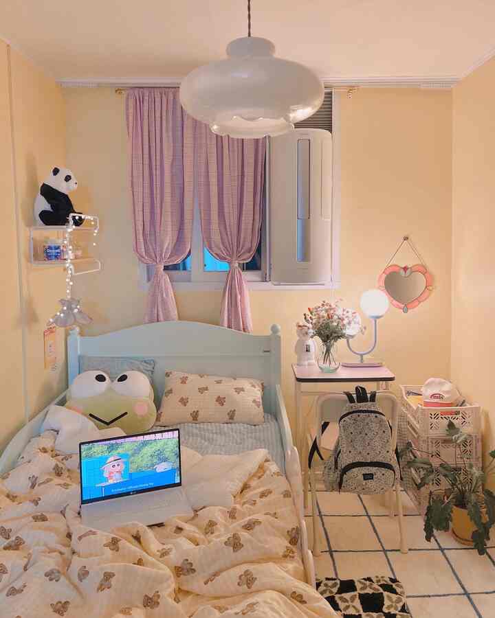 ナチュラルトーンの子供部屋、白いベッドとピンクのカーテンが温かみのある雰囲気をつくり出すインテリア