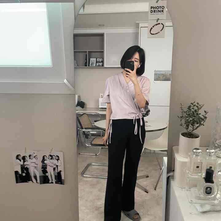 白を基調としたダイニングルーム、丸いテーブルとアームチェアが配置されたシンプルでナチュラルな雰囲気のフォトスポットインテリア