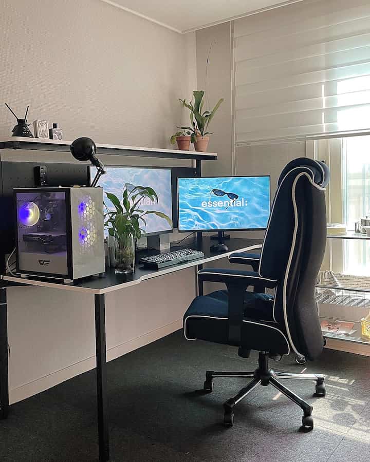 白い壁と黒いデスク、ゲーミングチェアが配置された清潔でモダンなホームオフィス空間