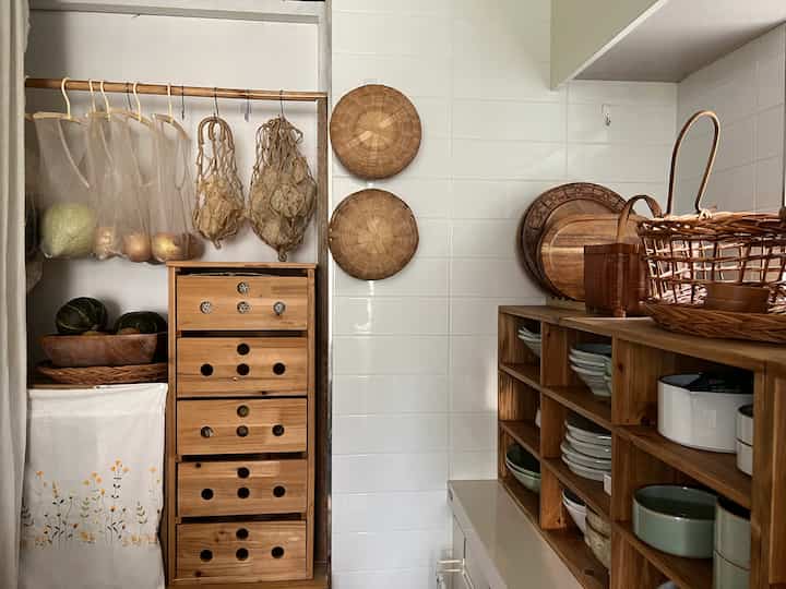 Saya melihat ruang kosong di dapur tambahan di salah satu sisi dapur sempit, jadi saya mengisinya seperti mencoba memasukkannya ke dalam Tetris. Saya membuat tongkat di salah satu sisi dinding dan menggantungkan jaring sayur mendapat laci dengan coretan di atasnya, menggosoknya keras-keras dengan amplas, dan meletakkannya di sudut lain. Sekarang saya tidak dapat menemukan tempatnya